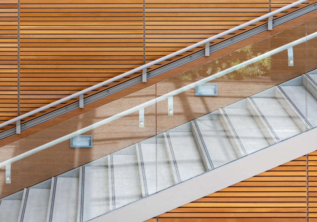 Main courante en inox installée le long d'un escalier sécurisé
