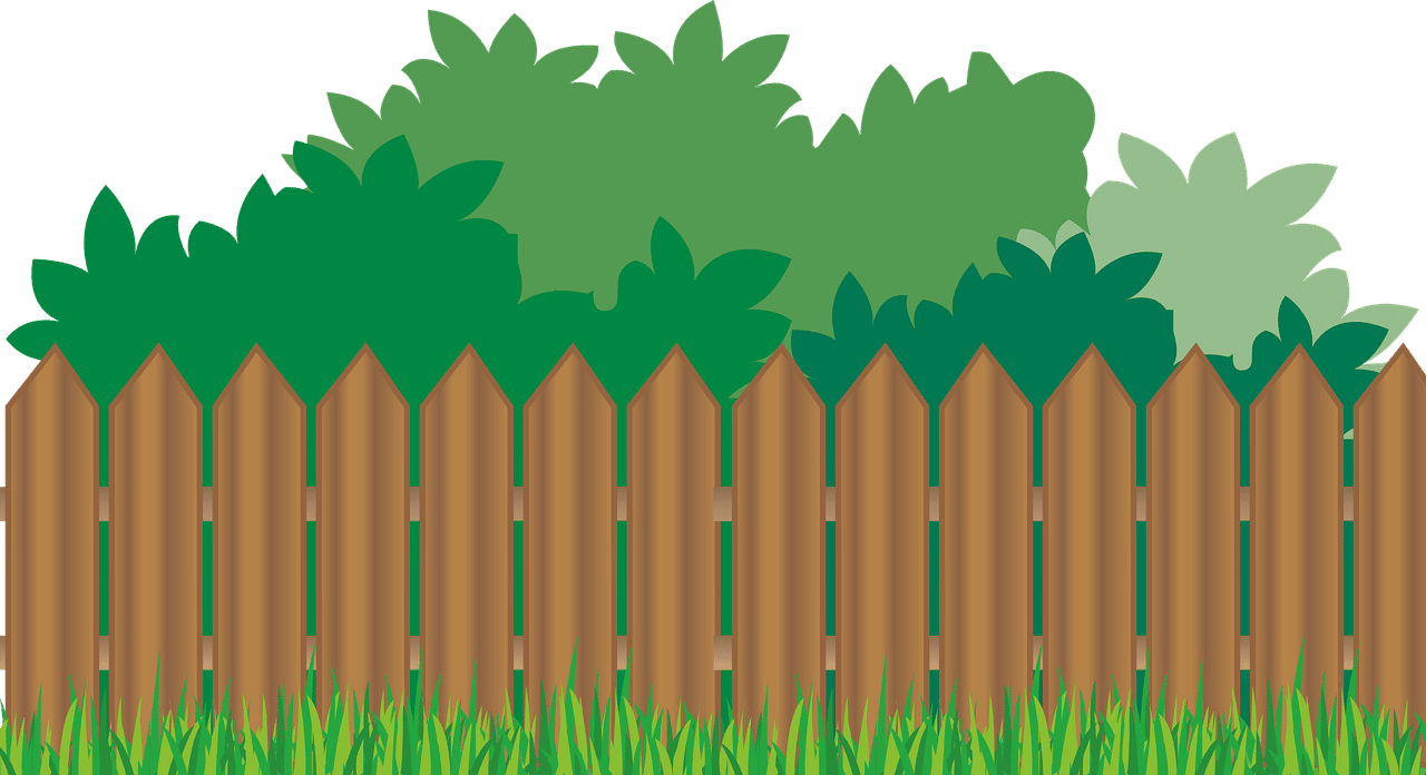 Clôture en bois délimitant un jardin avec des plantes environnantes
