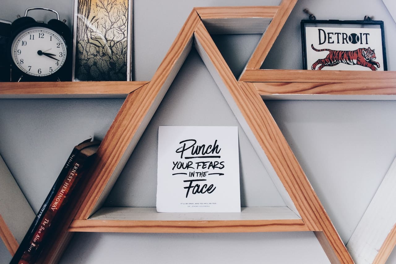 Etagères en bois massif avec tablettes en chêne décoratives
