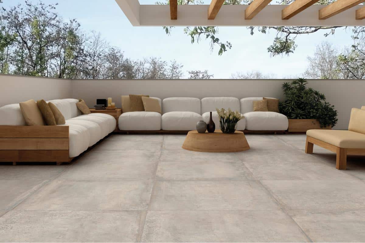 Carrelage extérieur rénové avec joints refaits et carreaux neufs