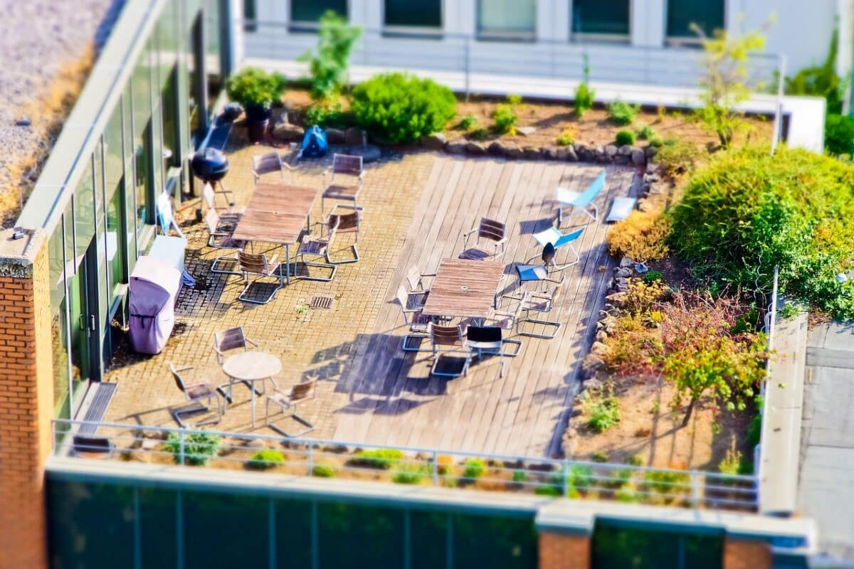 Terrasse en bois avec mobilier extérieur dans un jardin moderne
