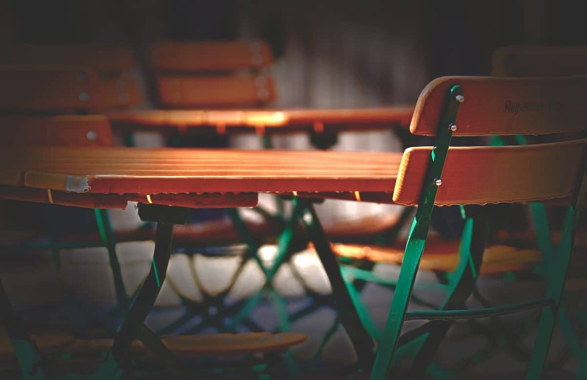 Table pliante élégante et robuste pour tous les besoins