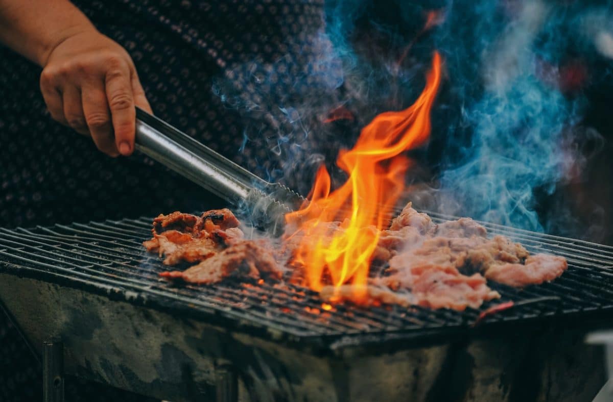 Différents modèles de barbecues pour le jardin en exposition