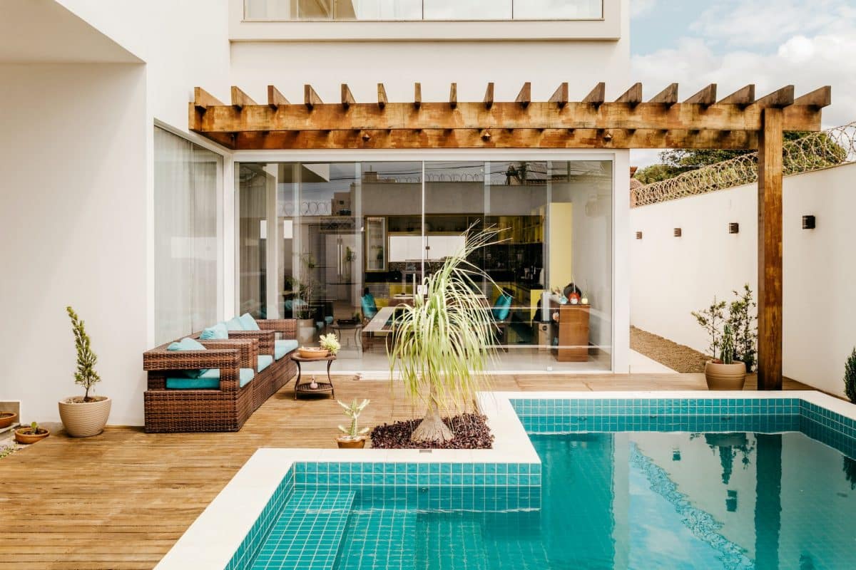 Entretien d'une pergola avec coupe de feuillage et nettoyage