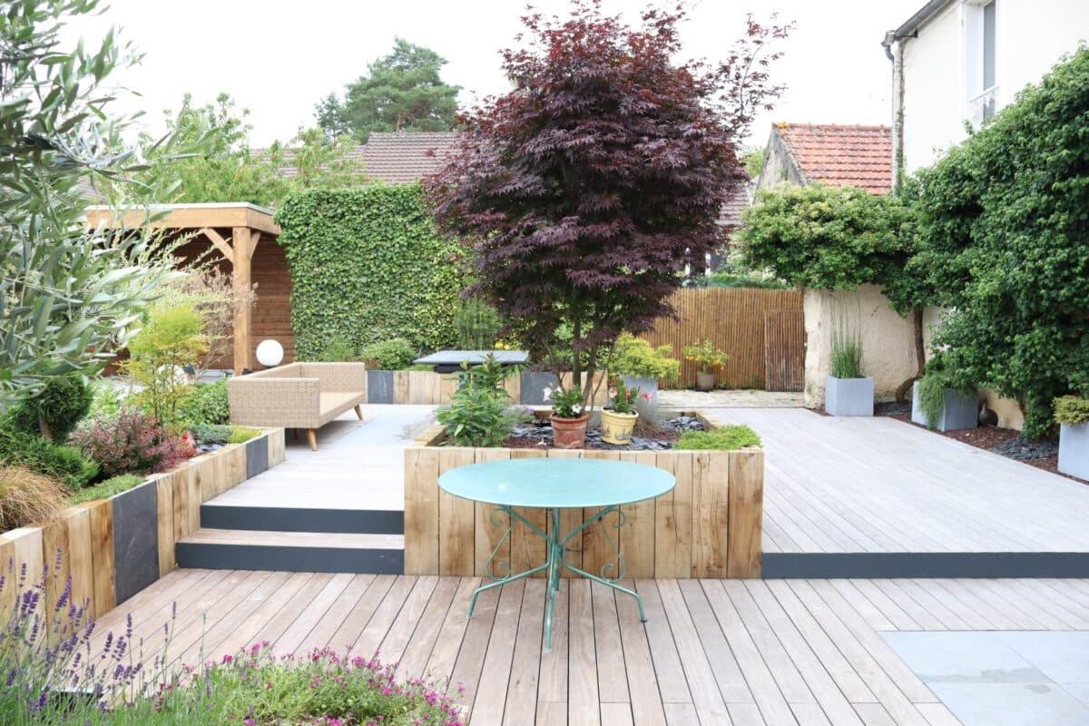 Terrasse aménagée avec des plantes et des zones de détente