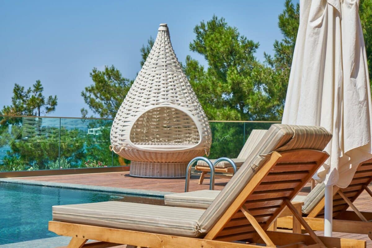Terrasse en bois accueillante dans un jardin en été