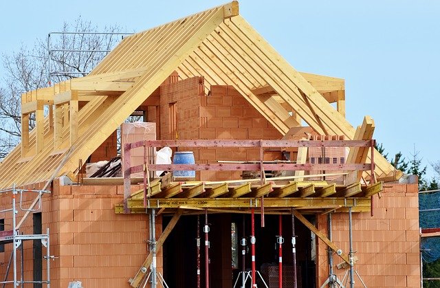 Artisan travaillant sur des rénovations dans une maison familiale