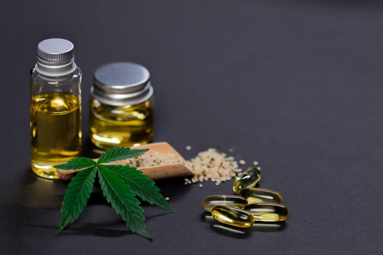 Produits CBD variés disponibles en magasin ou en livraison