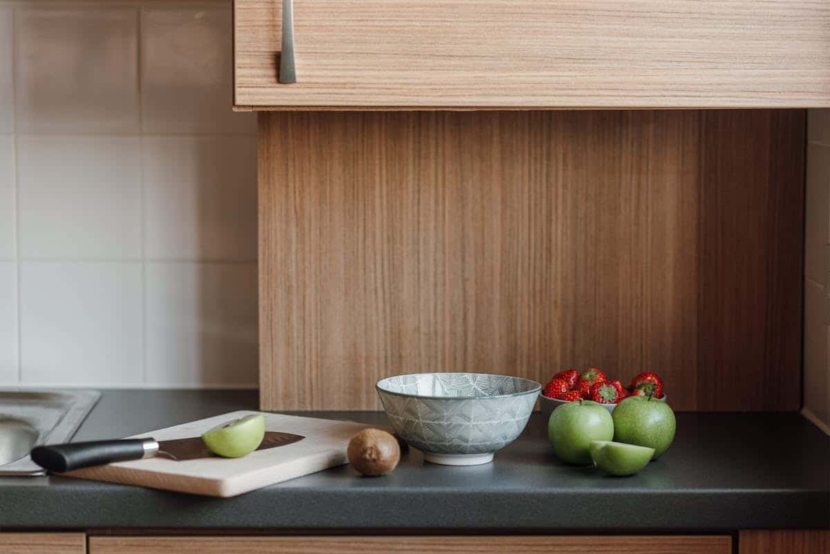 Mobilier en bois fruitier dans un intérieur chaleureux et moderne