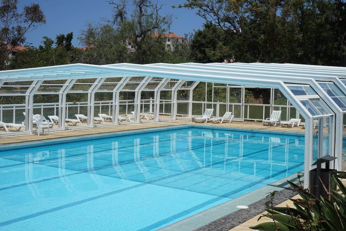 Abris de piscine Aladdin avec différentes options et modèles exposés