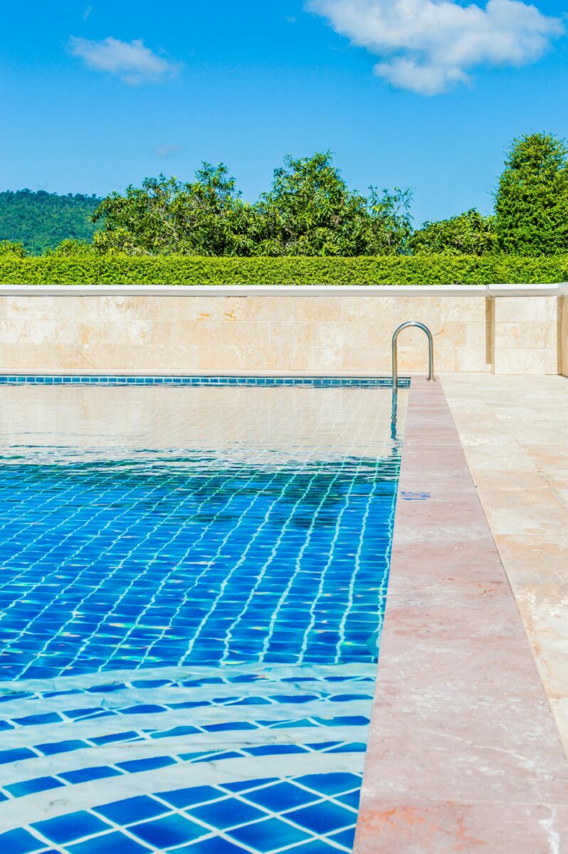 Préparation de la piscine pour l'hivernage avec équipement et produits chimiques