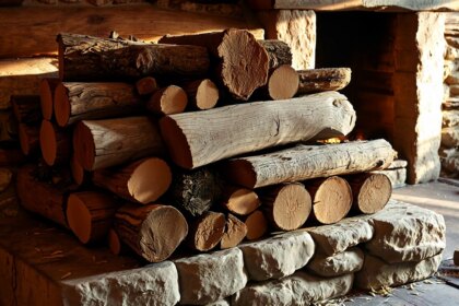 Bûches de bois de chauffage prêtes à l'utilisation dans le Tarn