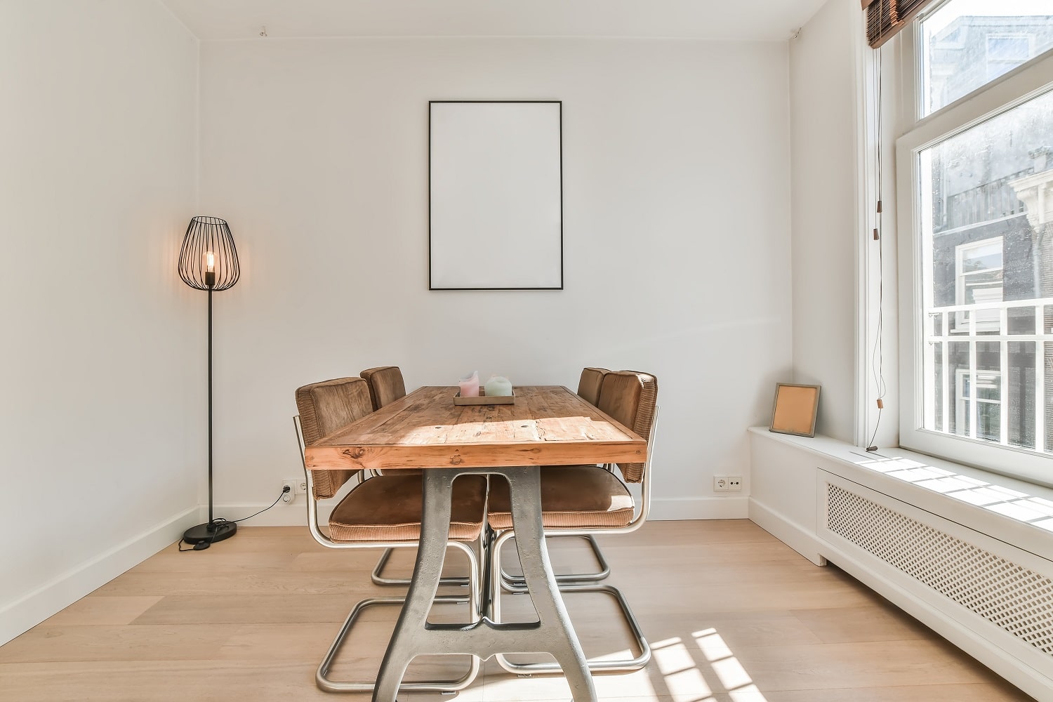 Salle à manger avec des miroirs pour créer une illusion d'espace