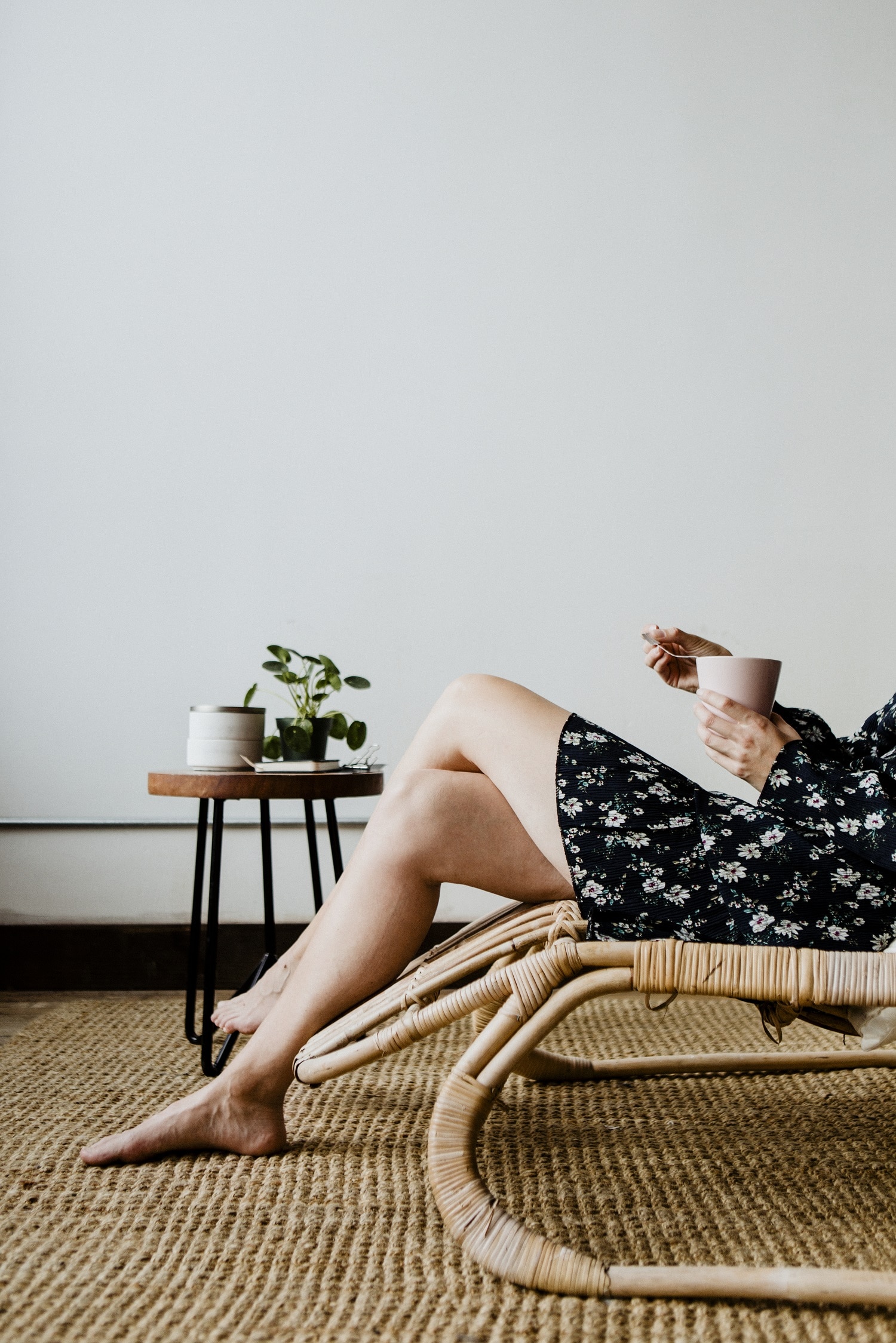 espace détente cosy avec fauteuils et plantes vertes