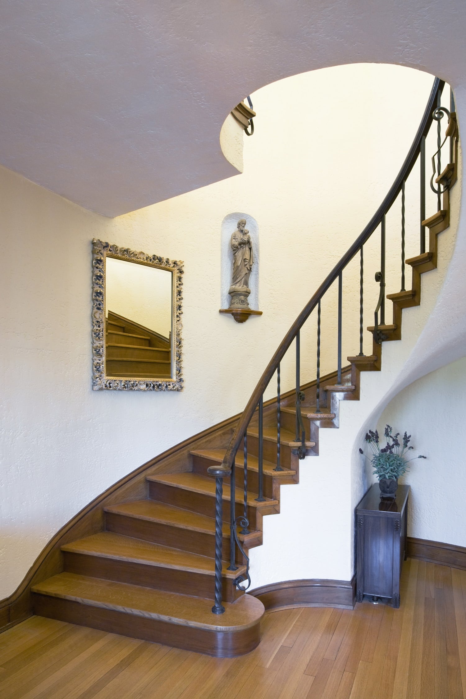 Escalier décoré avec des éléments artistiques et jeux de lumière