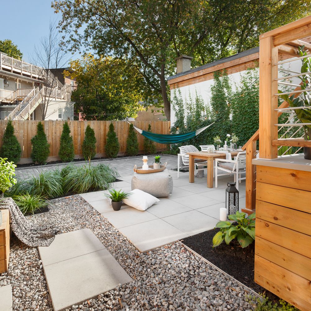 Jardin fleuri avec des plantes colorées et un aménagement soigné