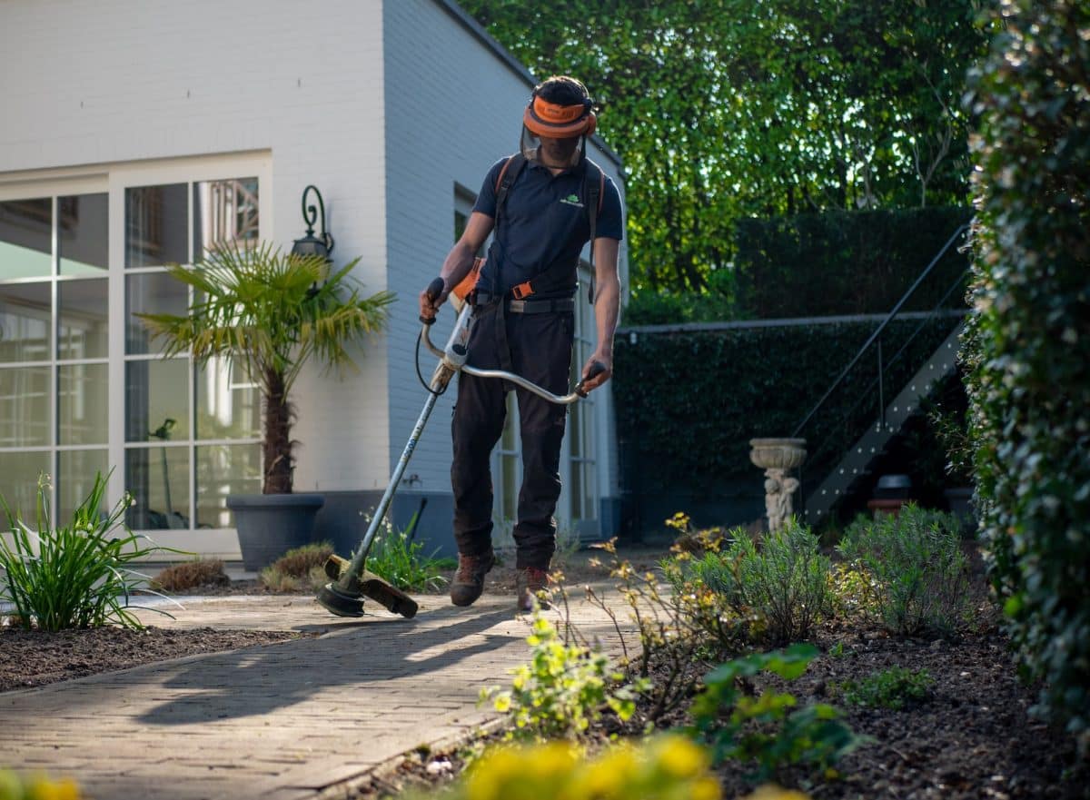 Jardinier professionnel travaillant dans un espace vert bien entretenu