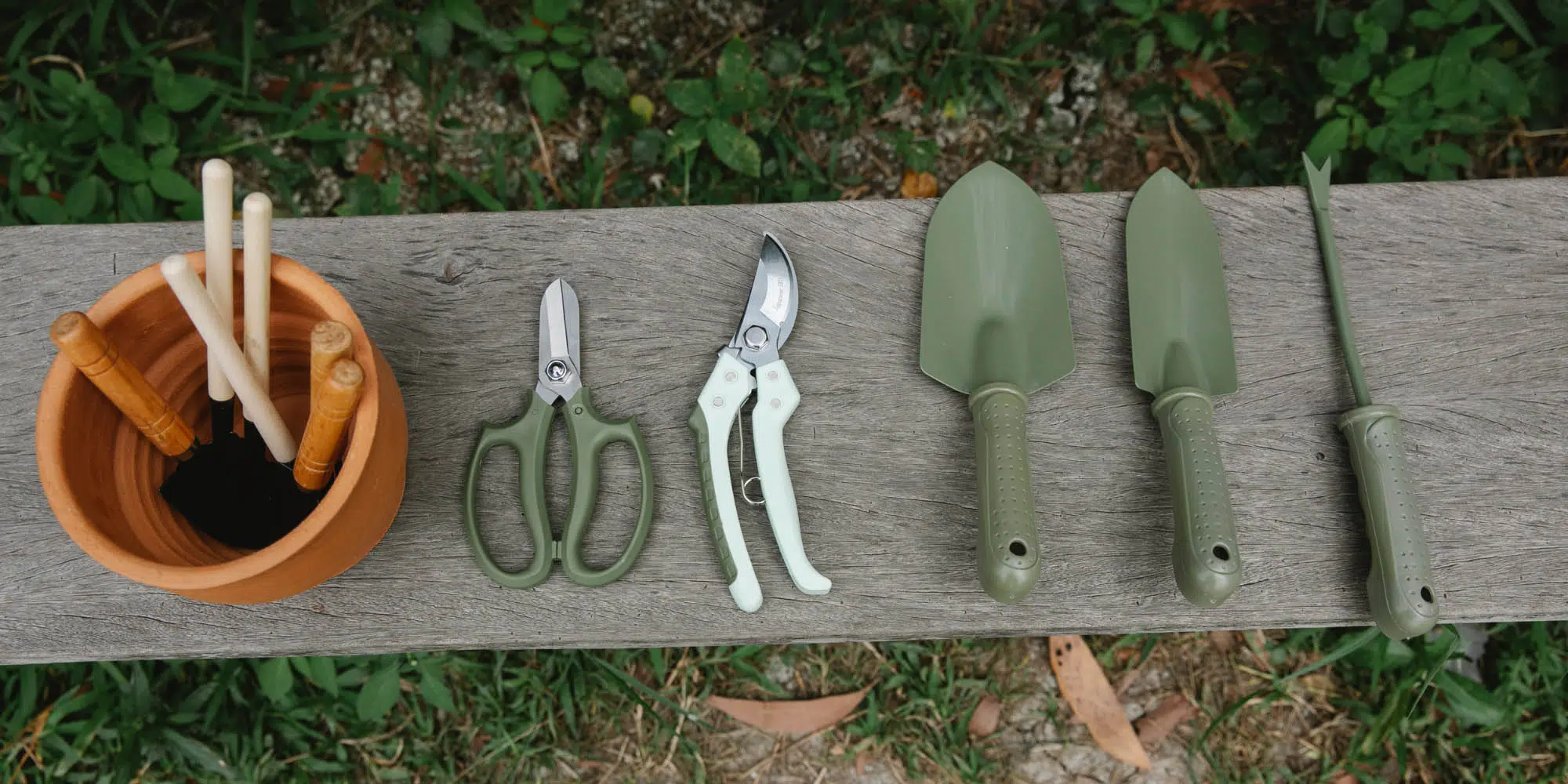 Outils de jardin à main sur une table de travail en extérieur
