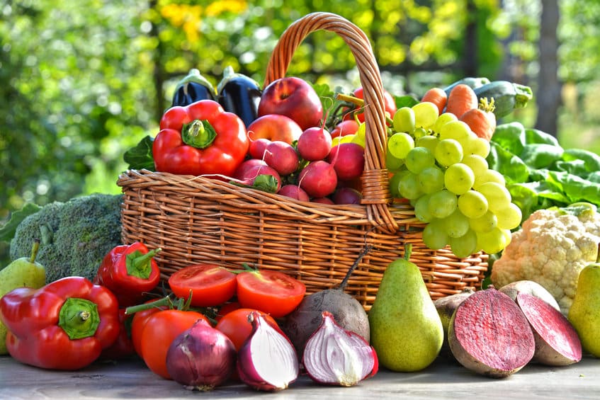 Fruits et légumes bio en promotion dans un supermarché