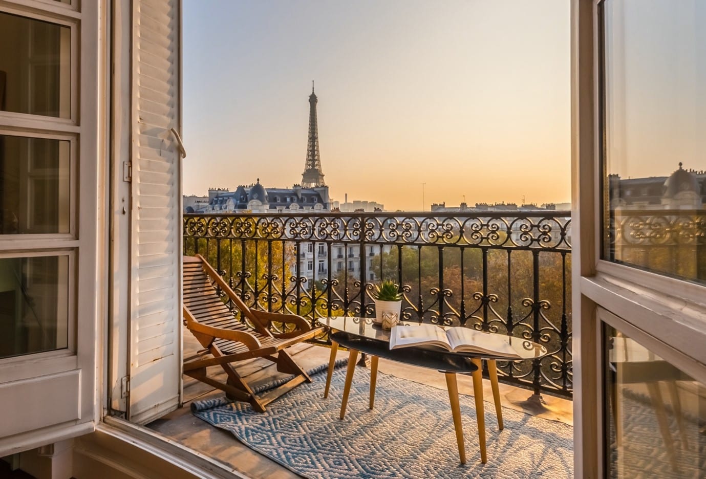 Balcon aménagé avec des meubles confortables et décorations accueillantes