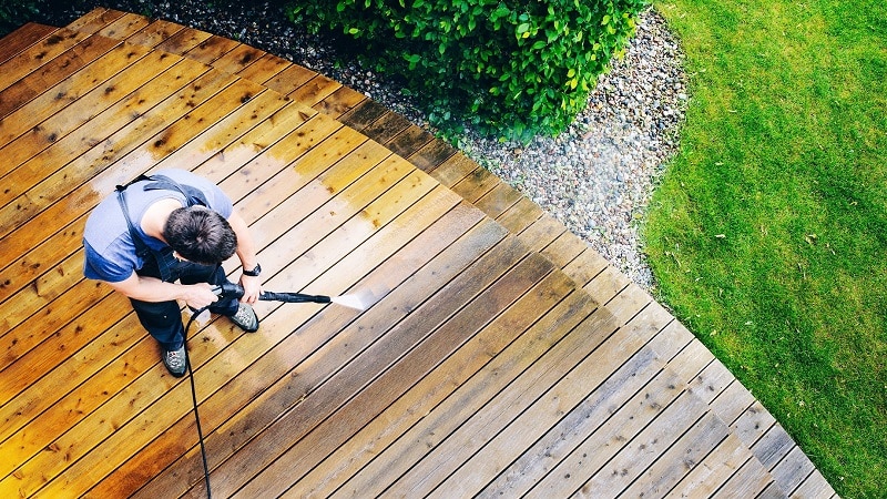 Maintenance et soins pour votre arche de jardin en bois : préserver sa beauté sur le long terme