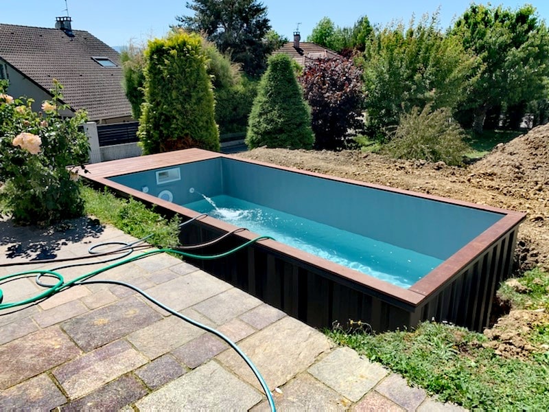 piscine conteneur installée dans un jardin moderne et accueillant