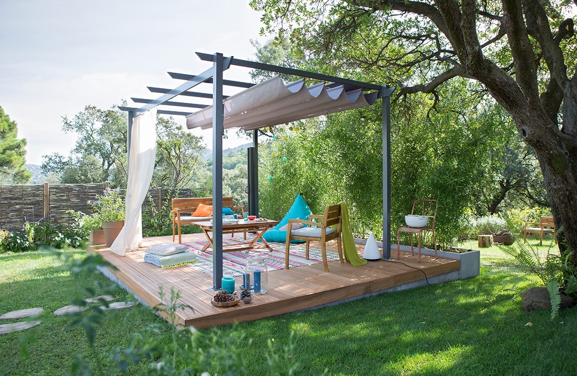 terrasse aménagée avec une pergola et des options de confort