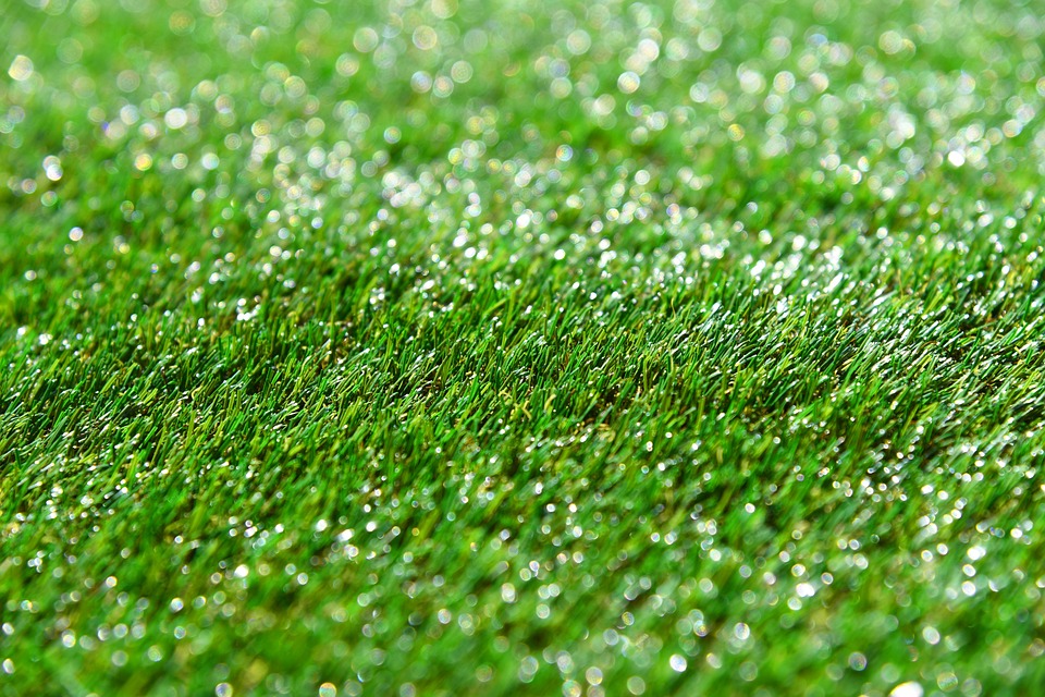 Gazon synthétique posé sur une terrasse bien entretenue