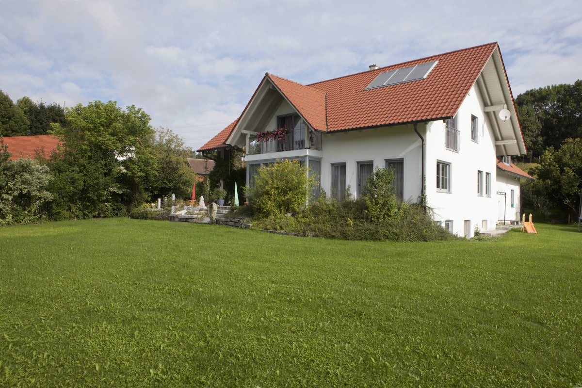 Jardin bien entretenu avec espace vert et aménagements extérieurs