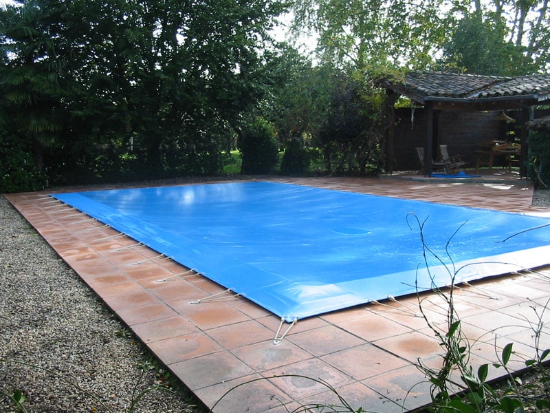 Bâche d'hivernage pour piscine en protection contre intempéries