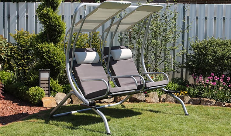 Balancelle de jardin confortable et esthétique dans un espace vert