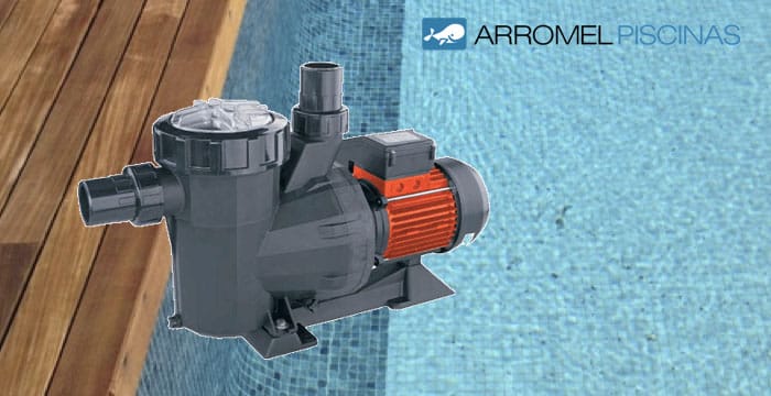 Habillage créatif pour piscine hors sol dans un jardin élégant