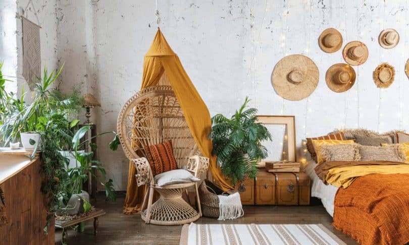 salon décoré dans un style bohème chic avec des accessoires élégants
