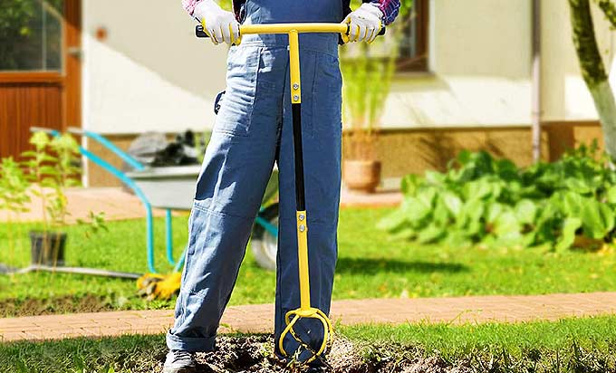 Griffe de jardin utilisée pour préparer le sol au printemps