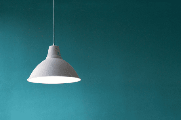 Suspension moderne au plafond dans un intérieur élégant
