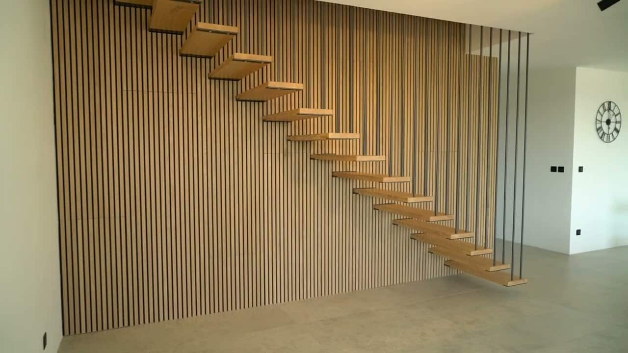 Panneaux en tasseaux de bois pour un mur chaleureux et décoratif