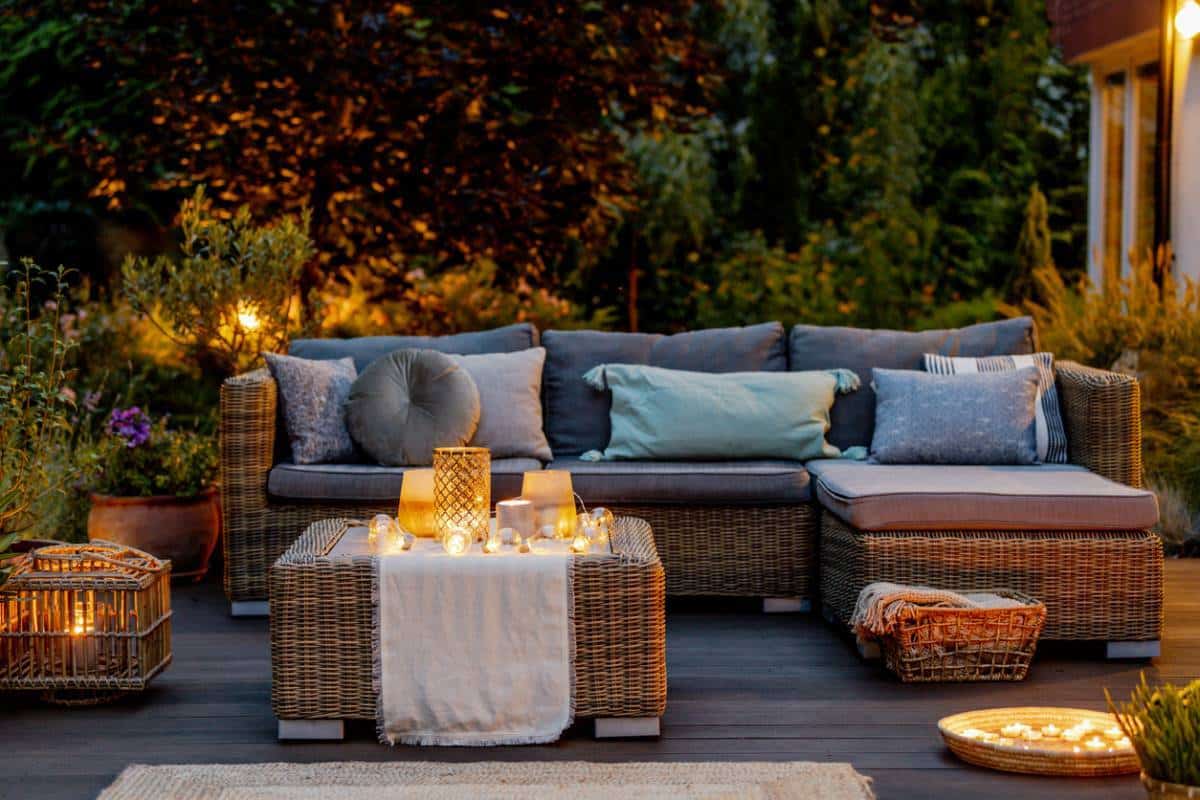 Différents types de mobilier de jardin en bois, métal et plastique