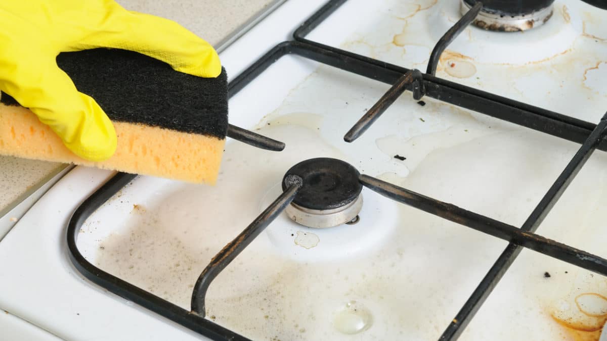Plaque de cuisson à gaz avec casseroles en préparation de repas