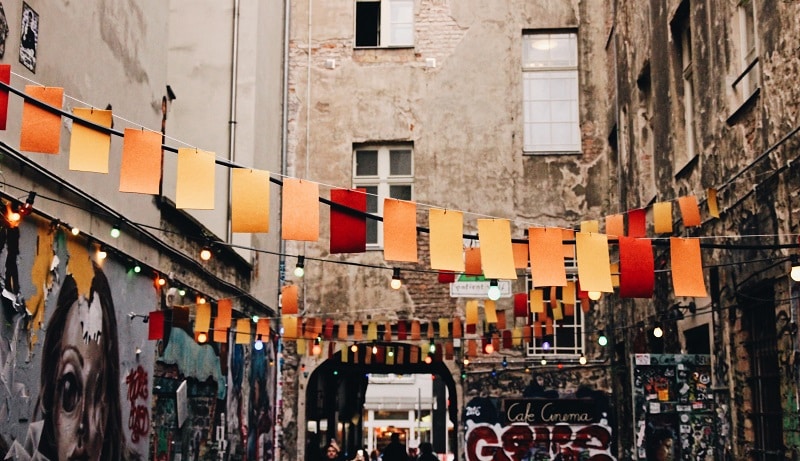 ruelle charmante avec des bâtiments cachés à Berlin