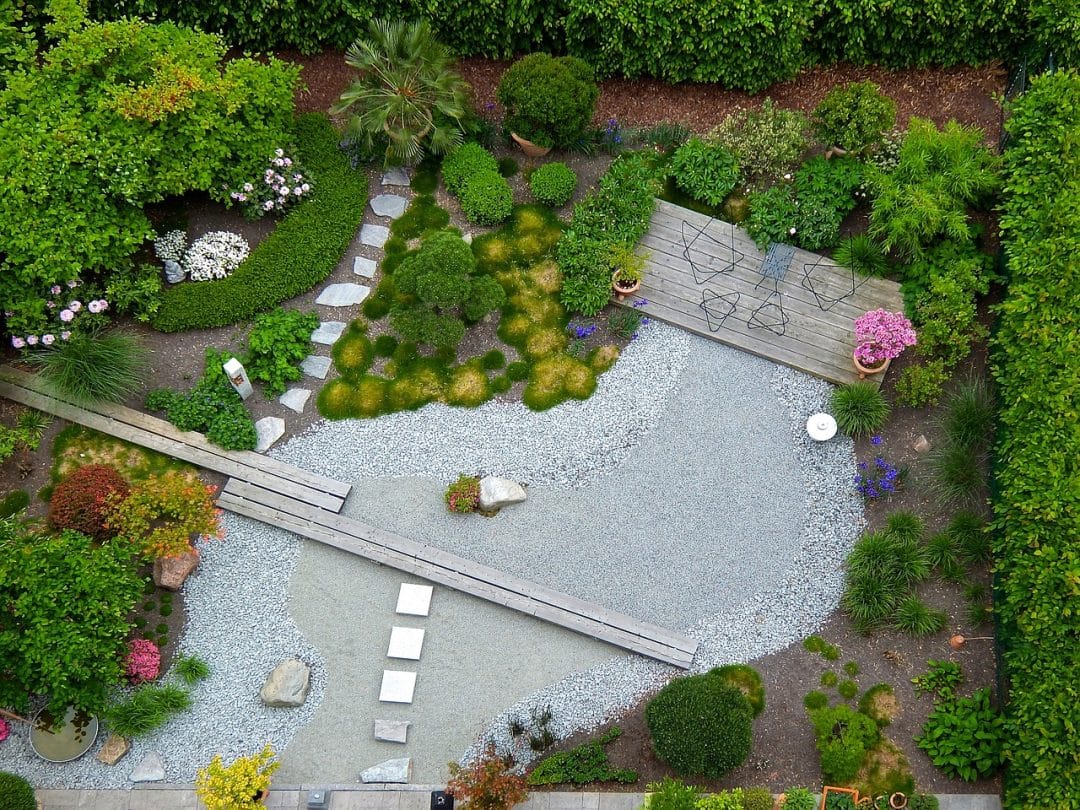 Petit jardin aménagé avec créativité et différents niveaux de plantes