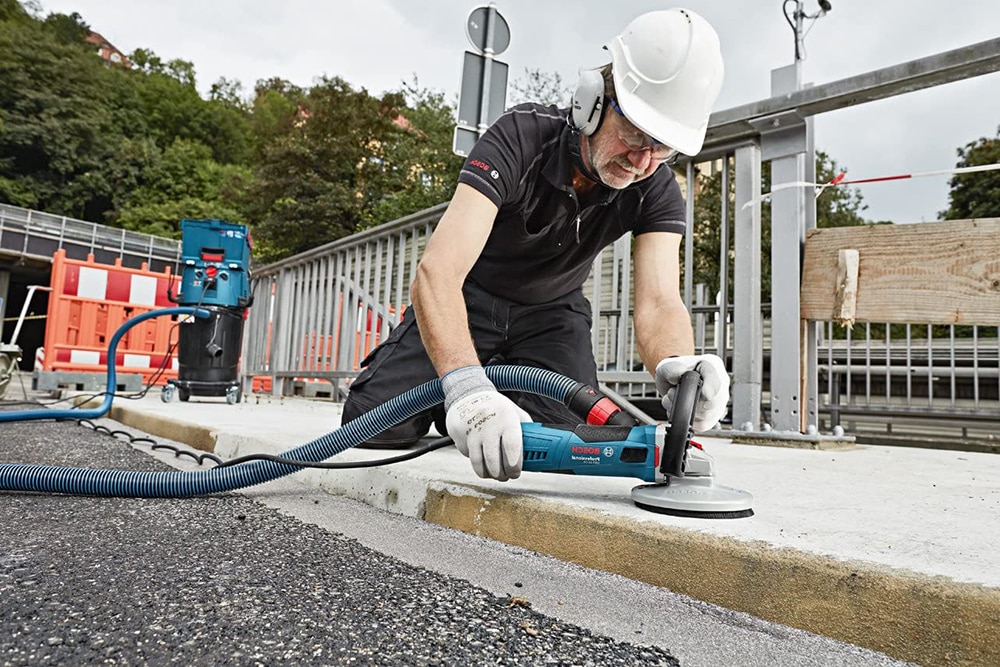 Ponceuse en action sur une surface de béton lisse