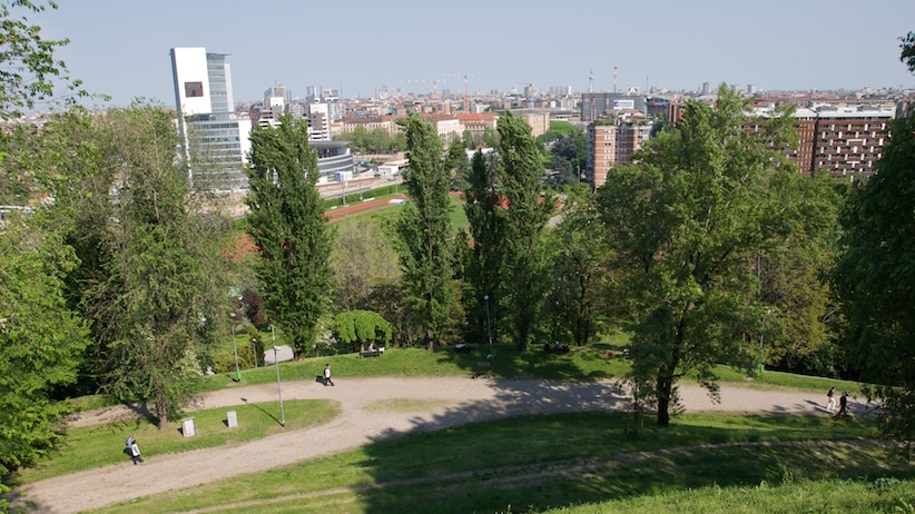 Quartier QT8 à Milan avec des espaces verts et des bâtiments modernes