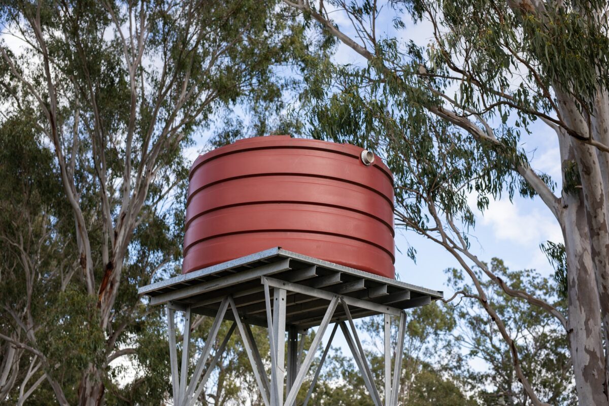 Installation d'une cuve à eau de 1000 litres en extérieur