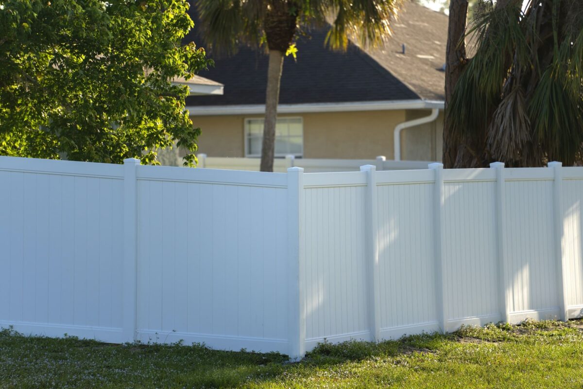Clôture en PVC blanche dans un jardin sécurisé